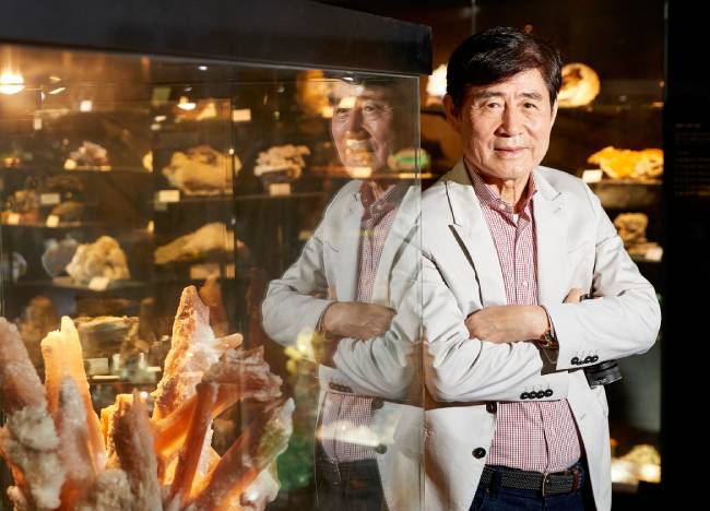 광물 수집가 이지섭 민 자연사연구소 소장.