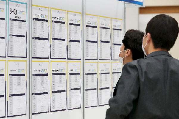 지난달 22일 오전 서울 성동구청 대강당에서 열린 일자리 박람회 '일이 온다넷(NET)'에서 구직자들이 채용 게시대를 보고 있다. /연합뉴스