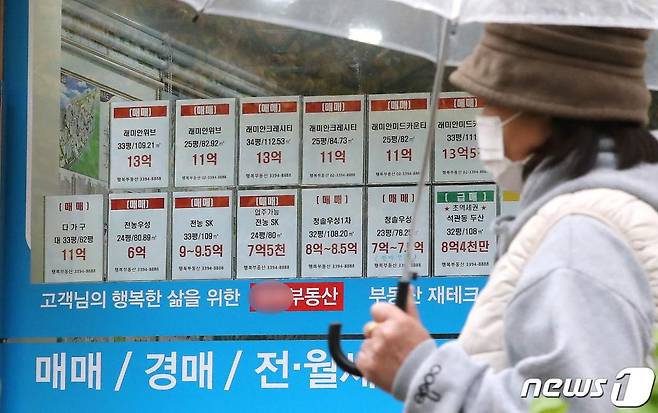 (서울=뉴스1) 임세영 기자 = 10월 전국 주택 전셋값 상승세가 계속 이어졌다. 지난달 30일 KB부동산 리브온의 월간 주택시장동향에 따르면 10월(12일 기준) 전국 주택 전셋값은 전월 대비 0.83% 상승했다. 서울 전셋값 상승률은 1.35%를 기록했다. 9월(1.59%)보다는 소폭 낮아졌지만 최근 3개월 연속 1% 이상의 높은 상승률을 보이고 있다. 성동구(2.62%), 노원구(2.44%), 송파구(2.35%), 종로구(2.20%), 동대문구(2.15%)의 상승폭이 컸고 하락한 지역은 없다. 사진은 1일 서울의 한 아파트 단지 부동산 정보란에 전세매물 품귀현상을 보이고 있다. 2020.11.1/뉴스1