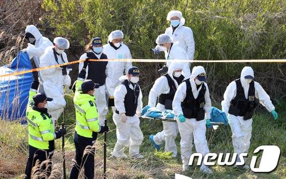 지난 4월23일 전북 진안군 한 천변에서 실종된 여성 A씨(34)의 시신이 발견돼 과학수사 관계자들이 시신을 옮기고 있다./사진=뉴스1
