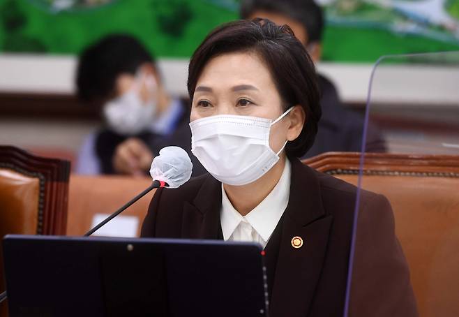 김현미 국토교통부 장관이 6일 서울 여의도 국회에서 열린 국토교통위원회 전체회의에서 답변하고 있다. [연합]