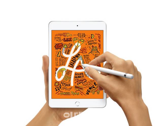 태블릿은 스마트폰에 비해 휴대성은 떨어지지만 펜과 결합해 독자적인 활용사례를 확보하며 살아남고 있다. (사진= 애플 홈페이지)