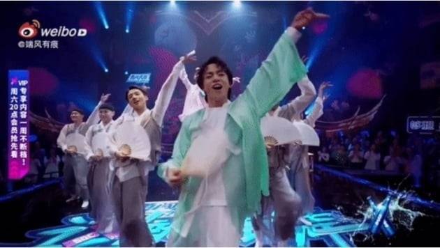 한복과 유사한 무대의상을 입고 부채 춤을 추는 중국 연예인. 엑소 레이가 이 팀의 팀장이다.  /사진='저취시가무' 캡쳐