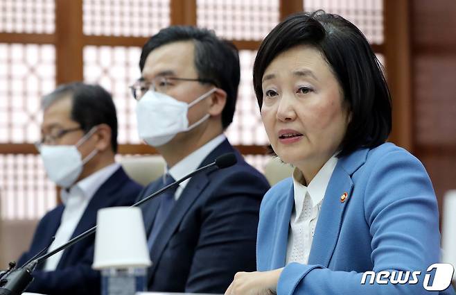 상생조정위원회 위원장을 맡고 있는 박영선 중소벤처기업부 장관이 지난 3월 24일 오후 서울 서대문구 경찰청 회의실에서 열린 상생조정위원회 4차 회의에서 모두발언을 하고 있다. 검찰과 경찰, 공정위, 특허청, 민간 로스쿨 변호사 등이 참여하는 상생조정위는 중소기업을 담당하는 중기부가 부처·기관 간 의견 조율의 중재자 역할을 맡고 있다. 이번 회의에서는 중기부가 진행하고 있는 기술탈취·불공정거래 사건 16건의 조정·중재 현황과 경찰청의 산업기술 보호예방 및 수사활동, 특허청의 타부처 기술판단 지원사업 등 5개 안건에 대한 공유·토론이 진행됐다. 2020.3.24/뉴스1 © News1 박지혜 기자