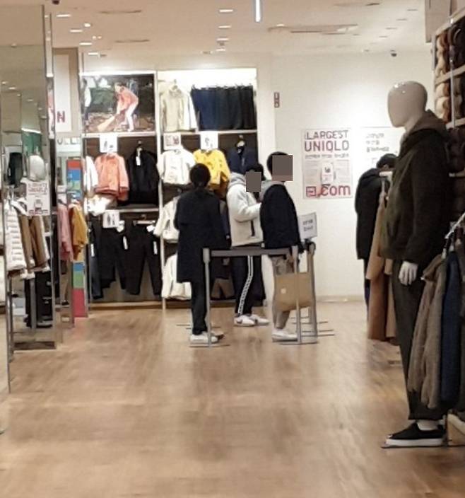 지난 4일 커뮤니티 보배드림에 올라온 사진. 글쓴이는 유니클로를 이용하는 시민들을 "개돼지"라고 비판했고, 이 게시물은 2만회의 조회수를 기록하는 등 큰 호응을 받았다./인터넷 캡처