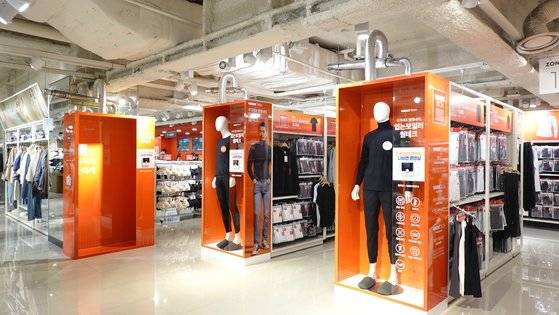 경동나비엔이 스파오와 협업한 발열내의 '웜테크'. 그파오 강남점 포토존과 마네킹 부스. 사진 경동나비엔