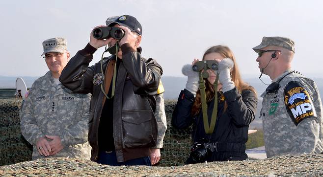 2013년 연세대·DMZ 찾은 바이든 조 바이든 미국 대통령 당선자가 2013년 12월6일 당시 부통령 신분으로 한국을 방문, 서울 서대문구 연세대에서 정책연설을 하고 있다(위 사진). 바이든 당시 부통령이 다음날 손녀 피거넌과 함께 판문점 인근 올렛초소를 찾아 쌍안경으로 북측 지역을 바라보고 있다. 연합뉴스