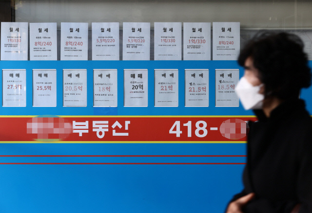 8일 서울의 한 부동산중개업소에 붙은 매매·전세·월세 관련 정보란/연합뉴스