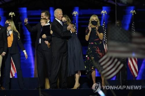 조 바이든 미국 대통령 당선인이 승리 연설 후 가족과 기쁨을 만끽하고 있다. [AP=연합뉴스]