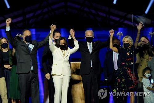 조 바이든 미국 대통령 당선인 부부와 카멀라 해리리 부통령 당선인 부부가 승리 연설후 지지자들에게 인사하고 있다 [로이터=연합뉴스]