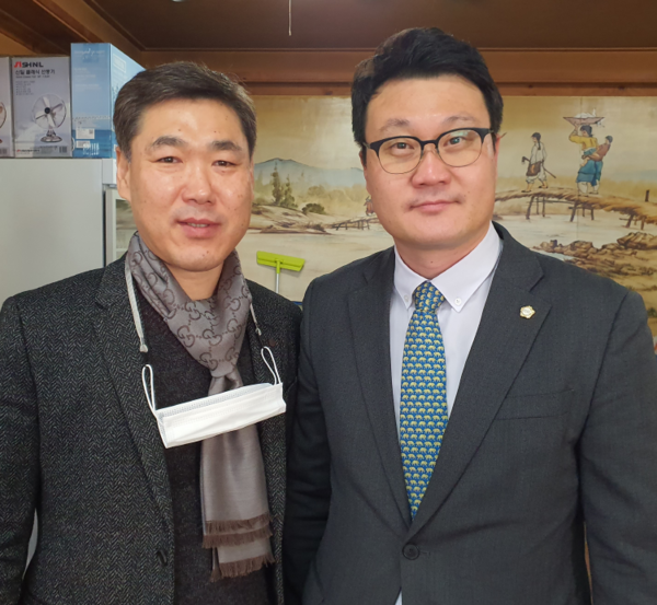 정동호 오산복싱 회장과 장인수 오산시 의회 시의장(우측)