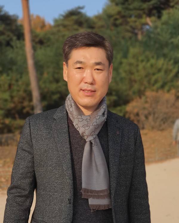 세계유산 화성의 융릉과 건릉앞에선 정동호 회장