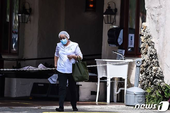 미국 마이애미스프링스에 있는 한 요양원에서 의료진이 나오고 있다. © AFP=뉴스1 자료사진