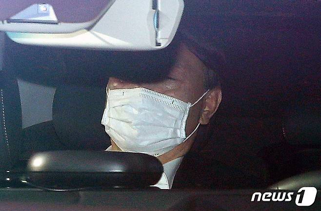 윤석열 검찰총장이 9일 오전 서울 서초구 대검찰청으로 출근하고 있다. 2020.11.9/뉴스1 © News1 박지혜 기자