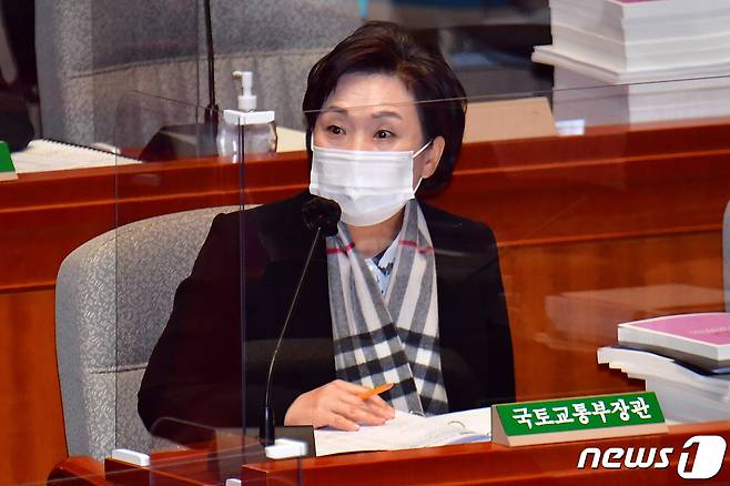 김현미 국토교통부 장관이 9일 서울 여의도 국회에서 열린 예산결산특별위원회 전체회의에서 의원 질의에 답변을 하고 있다. 2020.11.9/뉴스1 © News1 신웅수 기자