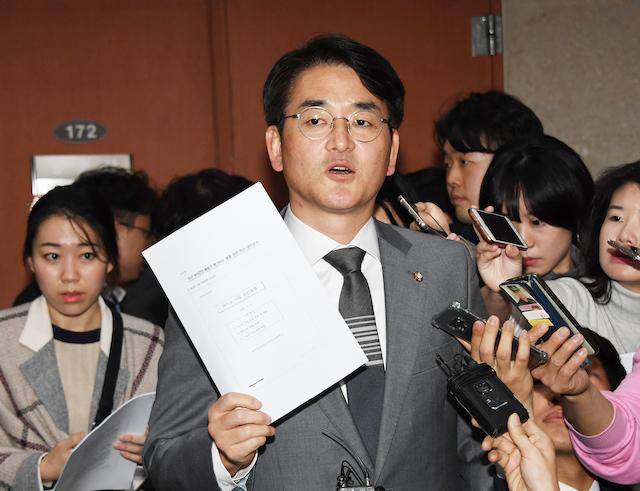 박용진 더불어민주당 의원이 대권 도전을 향한 기지개를 켜고 있다는 전망이 나온다. 사진은 박 의원이 2018년 11월 국회 정론관에서 삼성바이오로직스 고의 분식회계를 지적하는 기자회견을 하고 있는 모습. 오대근 기자