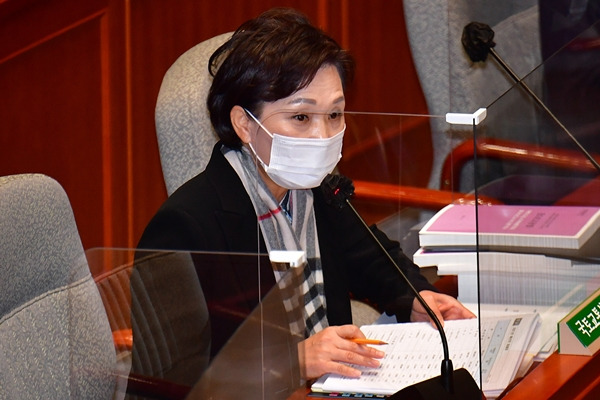 김현미 국토교통부 장관이 9일 서울 여의도 국회에서 열린 예산결산특별위원회 전체회의에서 답변하고 있다. 연합뉴스