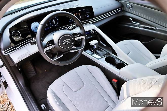 실내는 잘 정돈됐고 운전석 중심의 인테리어가 특징. /사진=박찬규 기자