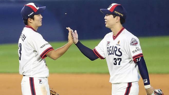 생애 첫 FA 자격 얻은 허경민(왼쪽). "끝까지 좋은 추억 남기자" 박건우(오른쪽), 정수빈 '90 트리오'와 올해가 마지막일까?