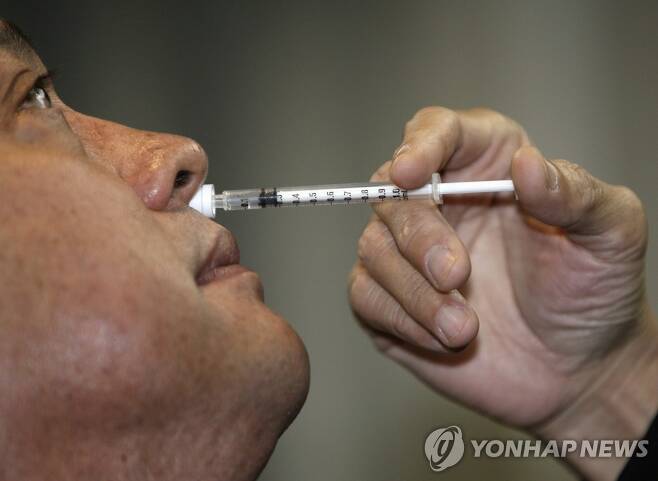 2009년 12월 태국 한 시민이 코 스프레이형 신종플루 백신을 맞고 있다. [EPA=연합뉴스]