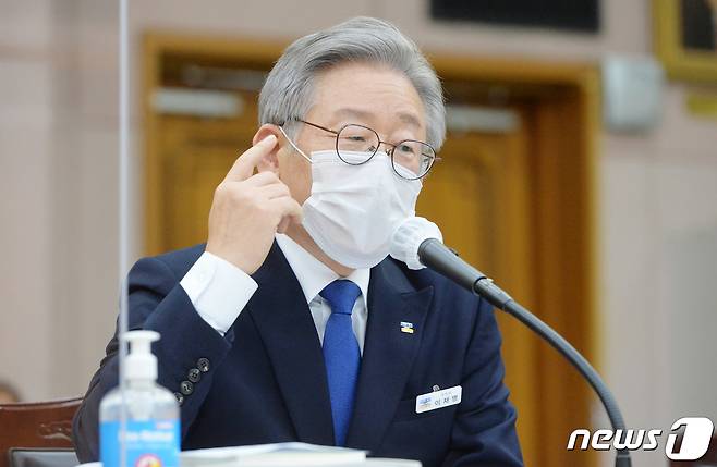 이재명 경기도지사가 20일 경기도 수원시 팔달구 경기도청에서 열린 국회 국토교통위원회의 경기도에 대한 국정감사에서 의원 질의에 답변하고 있다. 2020.10.20/뉴스1 © News1 사진공동취재단