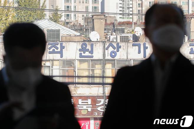 4일 오후 서울 서대문구 좌원상가아파트의 모습. 서대문구와 국토교통부, 한국토지주택공사(LH)는 이날 위험건축물(좌원상가) 정비형 도시재생방안을 발표했다. 정밀안전진단 결과 E등급을 받은 좌원상가아파트는 도시재생뉴딜사업을 통해 공공임대상가, 생활SOC, 공공임대주택, 분양주택으로 탈바꿈할 예정이다. 2020.11.4/뉴스1 © News1 안은나 기자