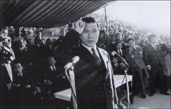 1971년 대선 때 효창운동장에서 유세하는 ‘40대 기수’ 김대중. 젊고 매력있는 김대중의 존재를, 박정희는 위협으로 느꼈던 것 같다. 뒤이은 총선 때 김대중은 의문의 교통사고를 당했다. 1973년에는 악명 높은 ‘김대중 납치사건’이 일어났다. 김대중평화센터 제공 사진으로 추정된다.