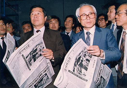 1988년 5월15일치 <한겨레신문> 창간호를 찍어 내는 자리에 김대중이 함께 있었다. 곁에 선 사람이 한겨레신문 초대 대표이사 송건호다. 1980년에 이른바 ‘김대중 내란음모사건’으로 전두환의 신군부에 잡혀가 고문을 받고, 훗날 파킨슨병에 시달리다 세상을 떴다.