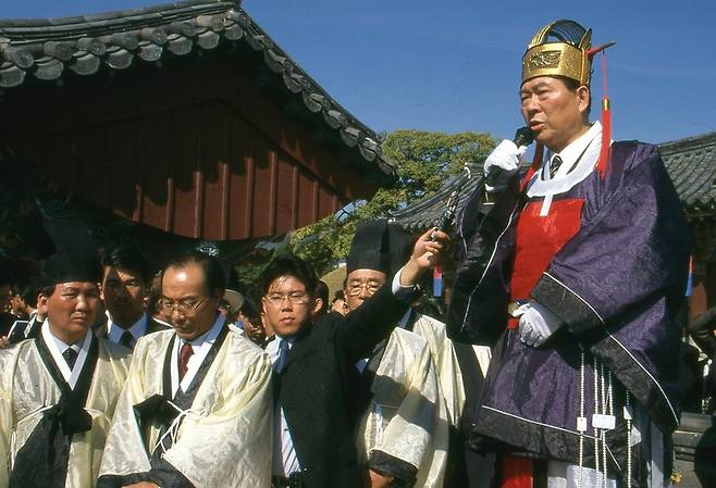 “나 김해 김씨인데.” 1997년 10월에 가락종친회 분향대제에 참석한 김대중의 모습이다. 남북정상회담의 팽팽한 긴장을 누그러뜨리려고 김대중은 본관을 이용해 농담을 했다. 지역감정과 맞서 싸운 그의 삶을 생각하면 농담의 무게가 묵직하다. 지면에 게재되지 않은 사진을 이번에 공개한다. 이용호 기자가 찍었다.