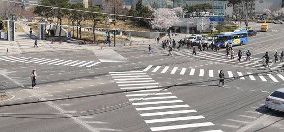 지난 4월 오전 서울 서대문구 연세대학교 정문 앞에서 시민들이 새로 설치된 대각선 횡단보도를 건너고 있다. 연합뉴스.