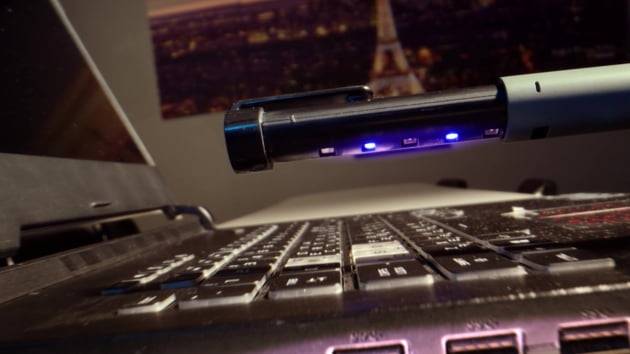 클리어스캔으로 노트북 키보드를 살균하고 있다. 클리어윈 제공