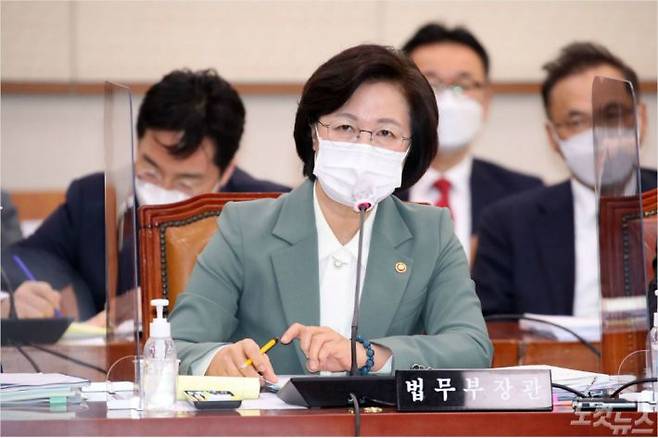 추미애 법무부장관이 지난 5일 서울 여의도 국회에서 열린 법제사법위원회 전체회의에서 의원 질의에 답변하고 있다. 윤창원기자
