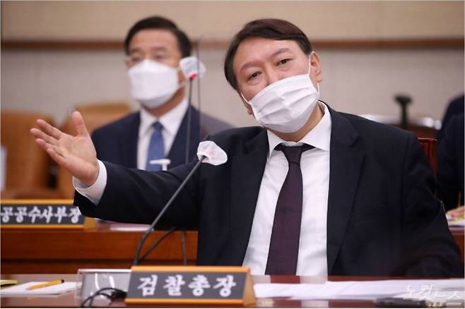 윤석열 검찰총장이 지난달 22일 서울 여의도 국회에서 열린 법제사법위원회의 대검찰청에 대한 국정감사에서 의원 질의에 답변하고 있다. 황진환기자