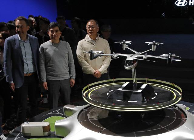 정의선(왼쪽 세번째) 현대차그룹 회장이 ‘CES 2020’ 개막을 하루 앞둔 지난 1월 6일 미국 라스베이거스 만달레이베이호텔에서 열린 현대차 미디어데이 뉴스 콘퍼런스에서 제품을 둘러보고 있다. /연합뉴스