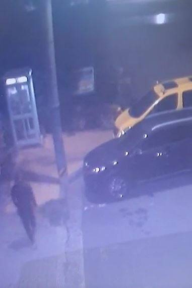 제주시 일도2동 신산공원 부근 공중전화로 향하는 피의자 [제주지방경찰청 제공. 재판매 및 DB 금지]