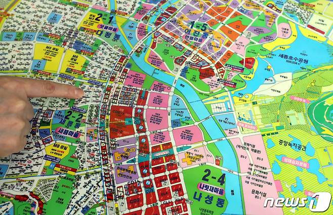 세종시의 한 공인중개사사무소에서 공인중개사가 지도를 보며 부동산 시장 동향을 설명하고 있다. © News1 장수영 기자