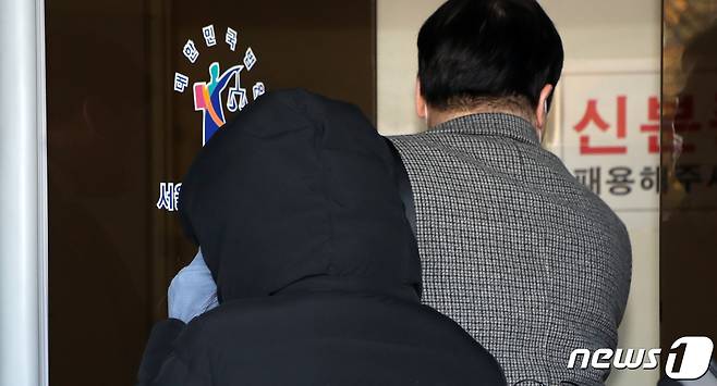 친딸에게 동생을 만들어주고 싶다며 입양한 뒤 학대와 방임을 이어가다 결국 생후 16개월의 입양아를 숨지게 한 혐의를 받는 엄마 A씨가 11일 서울 양천구 서울남부지방법원에서 열린 영장실질심사에 출석하고 있다. 2020.11.11/뉴스1 © News1 김명섭 기자