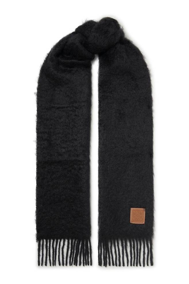 카멜 코트와 잘 어울릴 심플한 블랙 머플러, LOEWE from NET-A-PORTER.COM