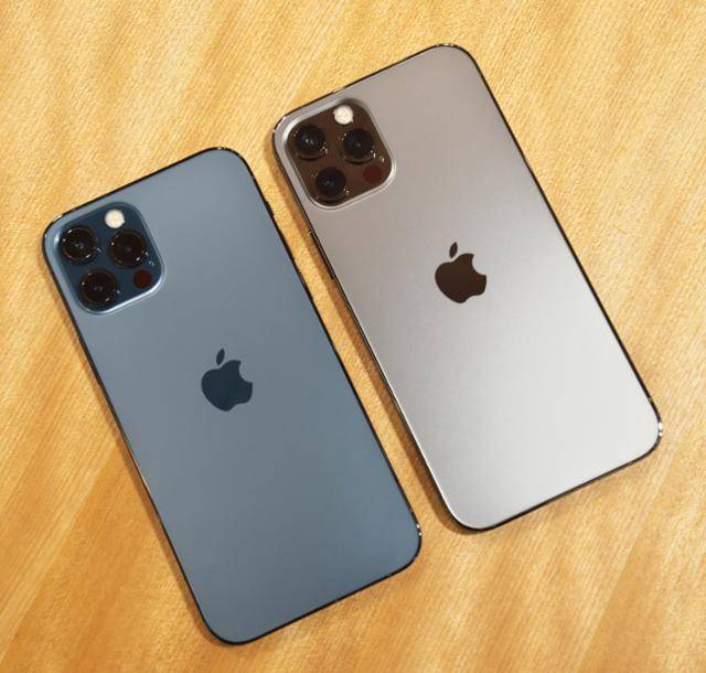 일본에서 아이폰12가 출시된 지난달 23일 도쿄 KDDI 스토어 긴자456 매장에 아이폰12 프로 모델이 전시돼 있다. 도쿄=UPI 연합뉴스