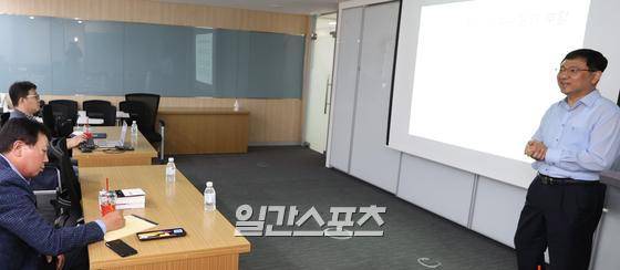 장원철 서울대 통계학과 강의를 수강하고 있는 선동열 전 감독. 정시종 기자