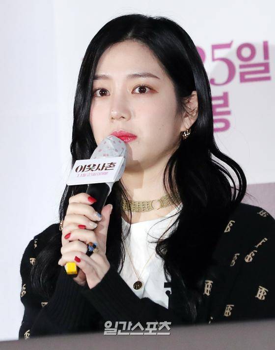 배우 이유비가 11일 오후 서울 용산구 CGV용산아이파크몰에서 열린 영화 '이웃사촌' 시사회에서 기자들의 질문에 답하고 있다. '이웃사촌' (감독 이환경)은 좌천 위기의 도청팀이 자택 격리된 정치인 가족의 옆집으로 위장 이사를 오게 되어 낮이고 밤이고 감시하며 벌어지는 이야기를 그린 영화로 정우, 오달수, 김희원, 김병철, 이유비 등이 열연했다. 25일 개봉. 김진경 기자 kim.jinkyung@jtbc.co.kr/2020.11.11/