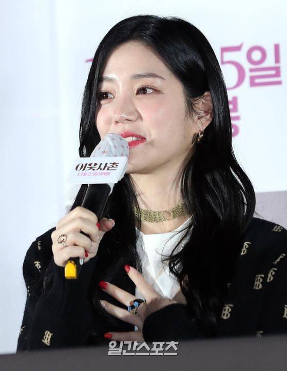 배우 이유비가 11일 오후 서울 용산구 CGV용산아이파크몰에서 열린 영화 '이웃사촌' 시사회에서 기자들의 질문에 답하고 있다. '이웃사촌' (감독 이환경)은 좌천 위기의 도청팀이 자택 격리된 정치인 가족의 옆집으로 위장 이사를 오게 되어 낮이고 밤이고 감시하며 벌어지는 이야기를 그린 영화로 정우, 오달수, 김희원, 김병철, 이유비 등이 열연했다. 25일 개봉. 김진경 기자 kim.jinkyung@jtbc.co.kr/2020.11.11/
