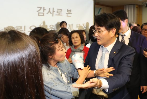 박용진 더불어민주당 의원은 2018년 국정감사 기간 "표에 도움이 되지 않는다"는 주변의 만류에도 사립유치원 회계비리 의혹을 파헤쳐 '유치원 3법' 통과를 주도했다. 박 의원이 2018년 10월 5일 오후 국회 의원회관에서 '유치원 비리 근절을 위한 정책 토론회'를 개최하려고 하자, 토론회 개최를 반대하는 한국유치원총연합회 회원들이 난입해 항의하고 있다. 연합뉴스