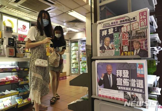 [홍콩=AP/뉴시스] 8일(현지시간) 신종 코로나바이러스 감염증(코로나19)이 확산하는 가운데 홍콩 길가에서 조 바이든 미국 민주당 후보의 대통령 당선 기사가 실린 신문이 판매되고 있다. 2020.11.11.