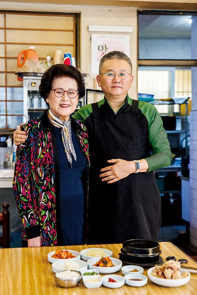 2대 김주숙 대표와 3대 박영수 대표.