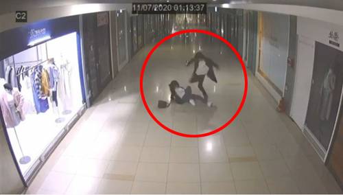 지난 7일 오전 1시 13분쯤 부산 북구 덕천동 덕천지하상가에서 한 남성이 쓰러진 여성을 발로 걷어차고 있다. CCTV갈무리