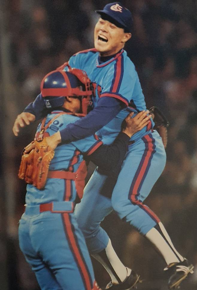 ▲ 1992년 롯데가 한국시리즈 5차전에서 빙그레를 꺾고 우승을 확정하자 고 박동희 투수와 김선일 포수가 얼싸안고 기뻐하고 있다. 이것이 롯데의 한국시리즈 우승 마지막 장면이다.ⓒKBO