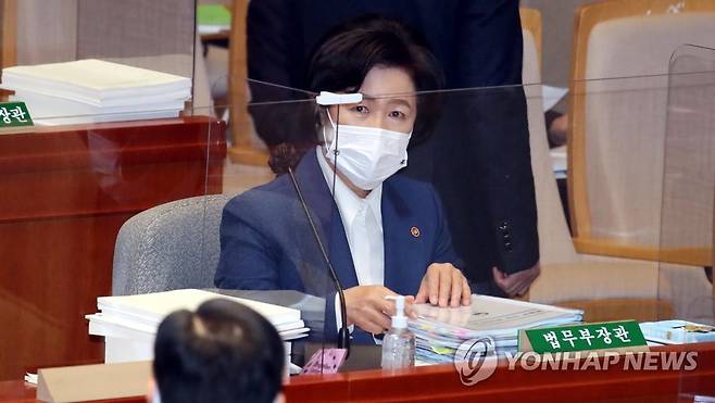 예결위 참석한 추미애 법무부 장관 (서울=연합뉴스) 안정원 기자 = 추미애 법무부 장관이 11일 오전 국회 예산결산특별위원회 전체회의에 참석하고 있다. 2020.11.11 jeong@yna.co.kr