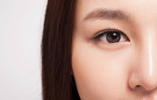 쌍커풀 있는 여성의 눈