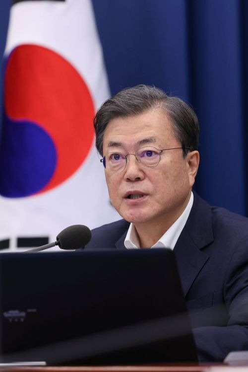 문재인 대통령이 지난 9일 청와대에서 수석·보좌관 회의를 주재하고 있다. (사진=연합뉴스)